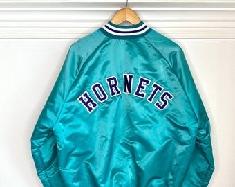 Vintage Charlotte Hornets satinbomberjacka - Chalk Line, XL, Tillverkad i USA