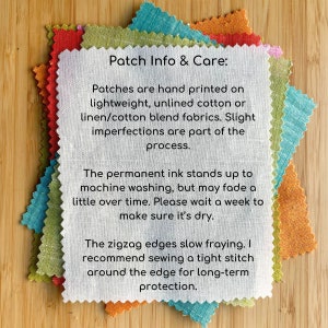 Puede incluir: Una pila de parches de tela coloridos con bordes en zigzag, dispuestos sobre una superficie de madera. Los parches son en tonos de verde, naranja, azul y rojo. Un parche blanco en el centro tiene el texto: "Patch Info & Care..."