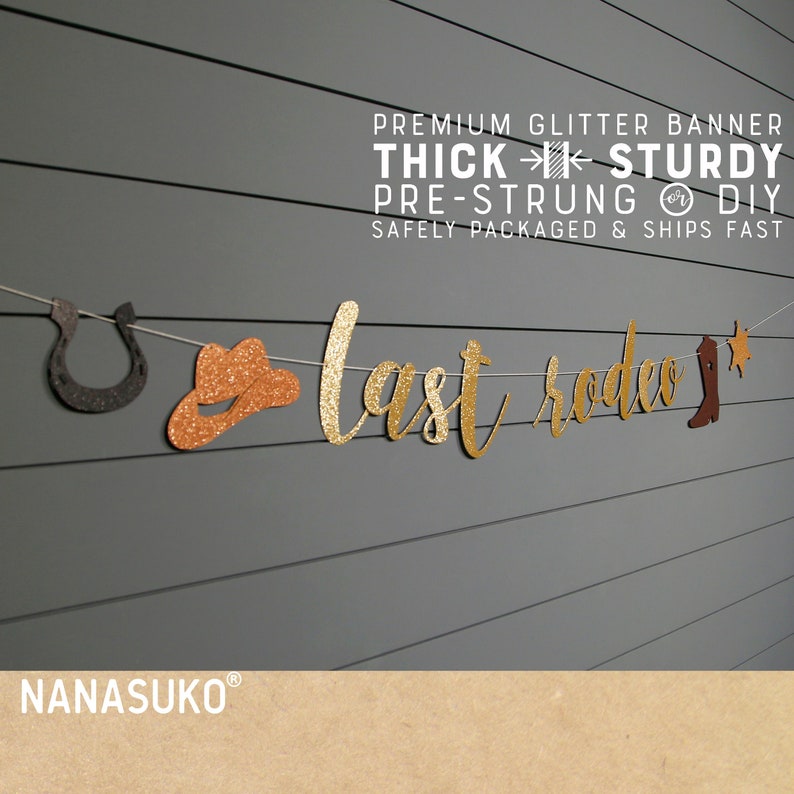 K&ouml;nnte beinhalten: Goldene Glitzer-Girlande mit dem Text "last rodeo" und Cowboy-Dekorationen, darunter ein Hufeisen, ein Cowboyhut und ein Stiefel. Die Girlande ist voraufgef&auml;delt und tr&auml;gt den Text "thick sturdy pre-strung or diy safely packaged & ships fast".