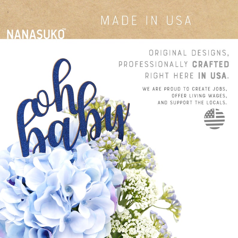 Puede incluir: Un arreglo floral azul y blanco con un letrero de madera que dice "oh baby" en letras azules. El letrero est&aacute; hecho en los Estados Unidos.