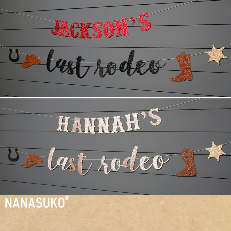 以下が含まれることがあります： 「Jackson's last rodeo」と「Hannah's last rodeo」と書かれた2つのグリッターバナー。各バナーには、蹄鉄、カウボーイハット、ブーツ、星が飾られています。バナーは白い紐で結ばれており、灰色の背景に吊り下げられています。