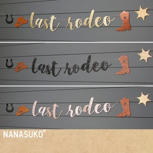 K&ouml;nnte beinhalten: Ein Banner aus goldfarbenem, schwarzem und ros&eacute;goldfarbenem Glitter mit dem Text "last rodeo" und Cowboy-Stiefel- und Sternausschnitten. Das Banner h&auml;ngt an einer grauen Wand.