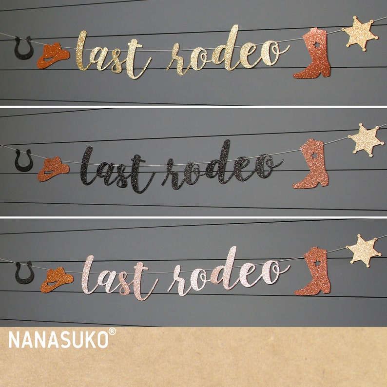 K&ouml;nnte beinhalten: Ein Banner aus goldfarbenem, schwarzem und ros&eacute;goldfarbenem Glitter mit dem Text "last rodeo" und Cowboy-Stiefel- und Sternausschnitten. Das Banner h&auml;ngt an einer grauen Wand.