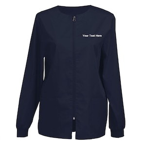 Könnte beinhalten: Marineblaue Jacke mit Reißverschluss, langen Ärmeln und zwei Vordertaschen. Die Jacke hat einen runden Ausschnitt und einen Reißverschluss. Der Text "Your Text Here" ist auf der oberen rechten Seite der Jacke aufgedruckt.