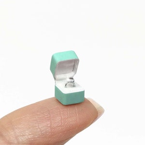 Miniaturowy pierścionek w pudełku na biżuterię - 1/12 domek dla lalek