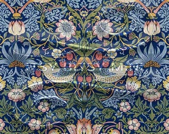 Op de afbeelding: Een herhalend patroon van gestileerde vogels, bloemen en bladeren in tinten blauw, groen, roze en geel op een donkerblauwe achtergrond. Het patroon doet denken aan traditionele behang- of stoffenontwerpen.