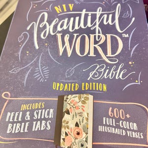 NIV Schöne Wortbibel, aktualisierte Ausgabe, Schälen / Stick-Bibel-Tabs, Blumenmuster, rote Schrift, Komfortdruck: 600+ vollfarbige illustrierte Verse
