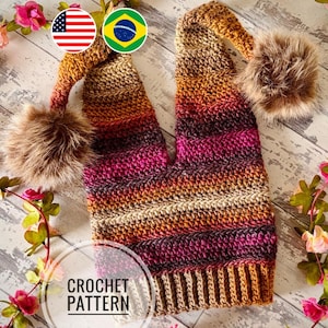 Könnte beinhalten: Ein gestreifter Häkelhut in Braun-, Orange- und Rosatönen mit einer langen, spitzen Spitze und zwei flauschigen braunen Bommeln. Auf dem Hut steht der Text "CROCHET PATTERN".