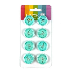 Puede incluir: Una hoja de ocho tapas de punzón de letras del alfabeto azul turquesa sobre fondo blanco. La letra "W" se repite ocho veces.