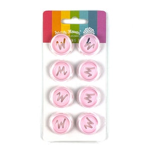 Puede incluir: Una hoja de pegatinas de alfabeto rosa con la letra "W" en un contorno blanco. Las pegatinas están dispuestas en una cuadrícula sobre un fondo blanco.