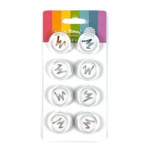 Puede incluir: Un conjunto de ocho botones redondos blancos con diferentes diseños de letras. Los botones están dispuestos en dos filas de cuatro. Las letras en los botones son W, Z y M.