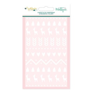 May include: White embossing folder with a pink background. The folder features a repeating pattern of Christmas trees, reindeer, hearts, and zigzags. The text "CARPETA DE EMBOSSING EMBOSSING FOLDER" is printed at the top of the folder.