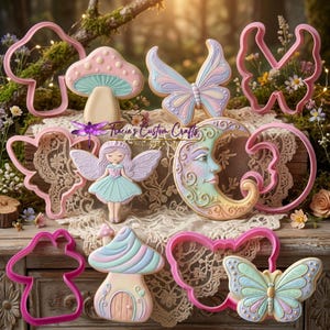 Puede incluir: Una colección de cortadores de galletas de plástico rosa y galletas decoradas a juego con forma de seta, mariposa, hada y luna creciente. El texto Tracie's Custom Crafts es visible en el centro del arreglo.