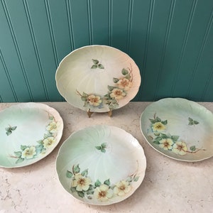 Ensemble de déjeuner floral vintage peint à la main avec porte-gobelet / ensemble de 4 / assiettes de collation uniques pour le déjeuner / ensemble de collations pour déjeuner peint à la main / ensembles de collations