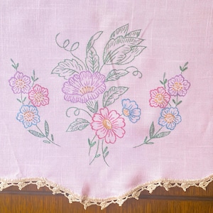 Bufanda de tocador vintage con flores rosas/Mantel de tocador con flores rosa pálido cosido a mano/Camino de mesa/Lino vintage