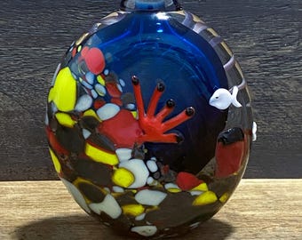 Botella de vidrio artístico soplado a mano: Escena de arrecife de coral - Vidrio azul cobalto - Inclusiones de coral y peces - Frita multicolor