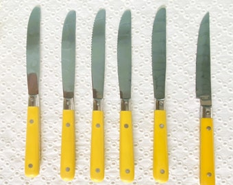 Vintage Melamin-Messer mit gelbem Griff und gezackten Messern/Set mit 5 Tafelmessern/1 Steakmesser mit gelbem Griff und gezacktem Melamin-Besteck