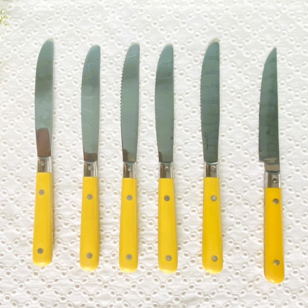 Vintage Yellow Handle Melamine Serrated Knives/Set 5 Dinner Knives/1 Yellow Handle Serrated Steak Knife/Melamine Cutlery