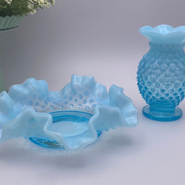 Fenton Hobnail Blue Opal Knospe Vase und Rüschenrand Candy Dish / Fenton Hobnail Blue Opal Vase und Schale / Set / Fenton Blue Opalescent