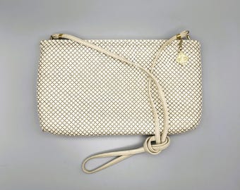 Bolso de mano vintage Whiting & Davis de malla color marfil con correa para el hombro.