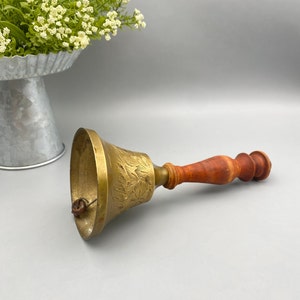 Campana de latón vintage con mango de madera/Campana de cena de latón/Campana de escuela/Campana de latón y madera/Campana vintage/Campana de cena/Mango de madera torneada