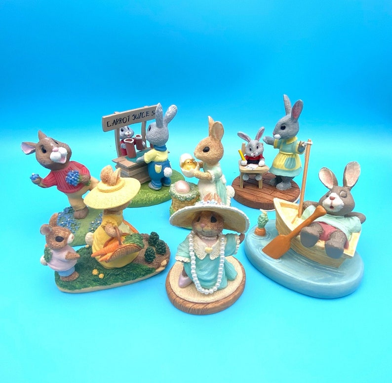 Puede incluir: Un conjunto de nueve figuritas de cer&aacute;mica pintadas a mano de conejos en varias poses. Los conejos est&aacute;n vestidos con diferentes atuendos y sostienen varios accesorios, incluyendo una zanahoria, un libro y un bote. Las figuritas est&aacute;n todas de pie sobre una variedad de bases, incluyendo un soporte de madera, un bote y un parche de hierba. Las figuritas est&aacute;n todas pintadas en colores brillantes y tienen un aspecto caprichoso y encantador.