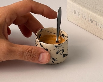 Tazza da espresso fatta a mano: tazza da caffè in ceramica senza manico con finitura a schizzi neri.