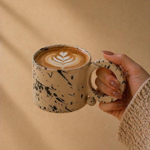 Beige lattemok, handgemaakt keramiek, gespikkelde steengoedklei, kopje cappuccino, americano of thee