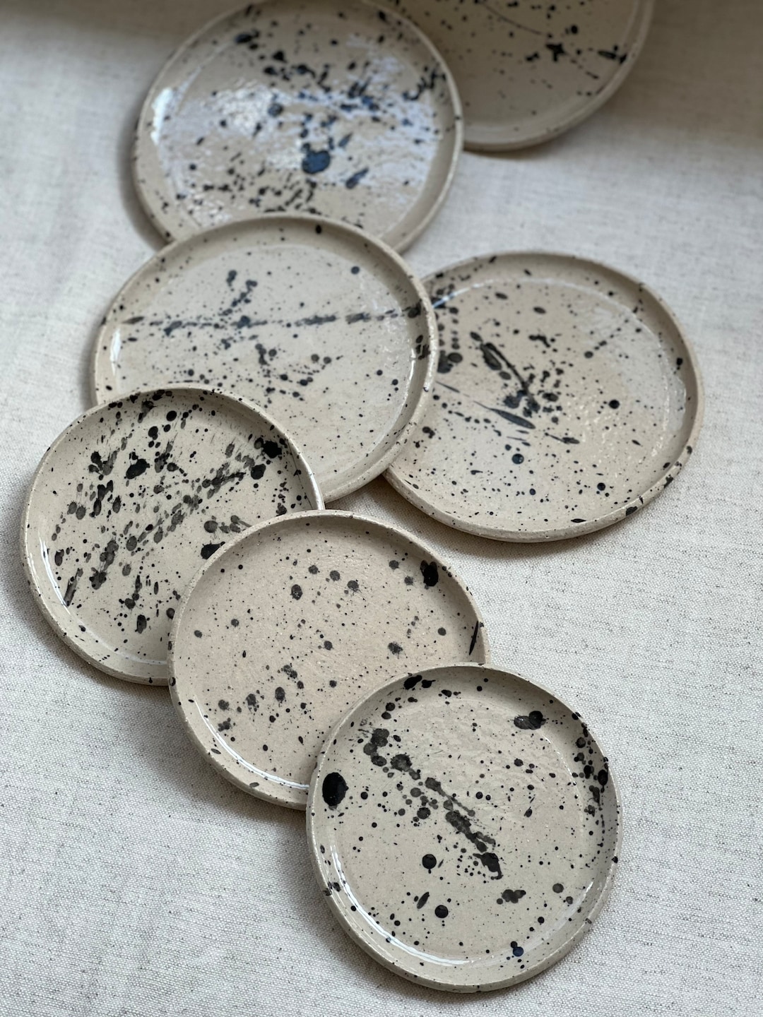 Piccolo piatto in gres bianco in argilla, Macchia nera con pennello, Piatto antipasto