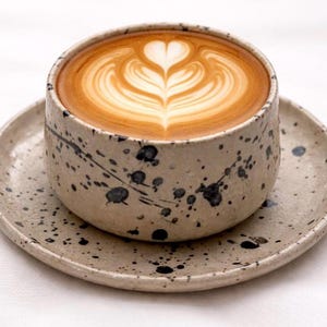 Handgemaakte 3oz-espressokop met schotel – zwart gespikkeld aardewerk, minimaal keramisch koffiekopje,