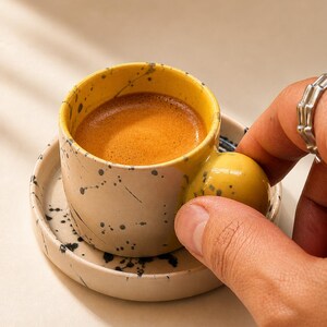 Gelbe handgefertigte Espressotasse und Untertasse - 2-Unzen-Steingut gesprenkelte Keramik-Kaffeetassen-Set