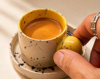 Gele handgemaakte espressokop en schotel - 2 oz steengoed gespikkelde keramische koffiekopset