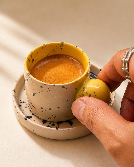 Gelbe handgefertigte Espressotasse und Untertasse - 2-Unzen-Steingut gesprenkelte Keramik-Kaffeetassen-Set