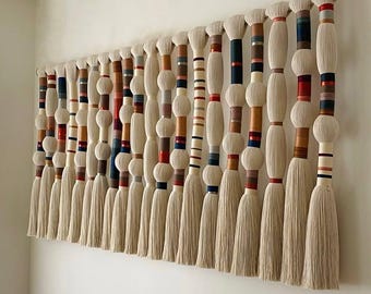 Tapiz de pared tejido estilo boho de Olas Doradas, decoración colorida para esquinas, tapiz de macramé grande, arte textil artesanal para espacios de lujo.