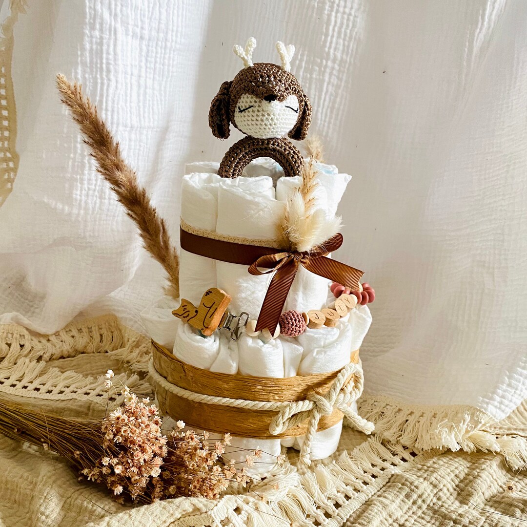 MomsStory Windeltorte Neutral – 2-stöckig, Mit Teddy-Bär & Baby-Erstlingsset, Ca. 38 Cm Hoch