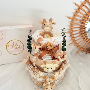 Dreistöckige Giraffen Windeltorte in Naturtönen mit Häkelapplikationen, Holzbeißring und Trockenblumen als personalisierbares Babygeschenk.