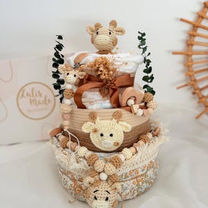 Handgemachte dreistöckige Windeltorte im Boho-Stil mit gehäkelten Giraffen, Holzperlen und Naturfarben als Babygeschenk zur Geburt oder Taufe.