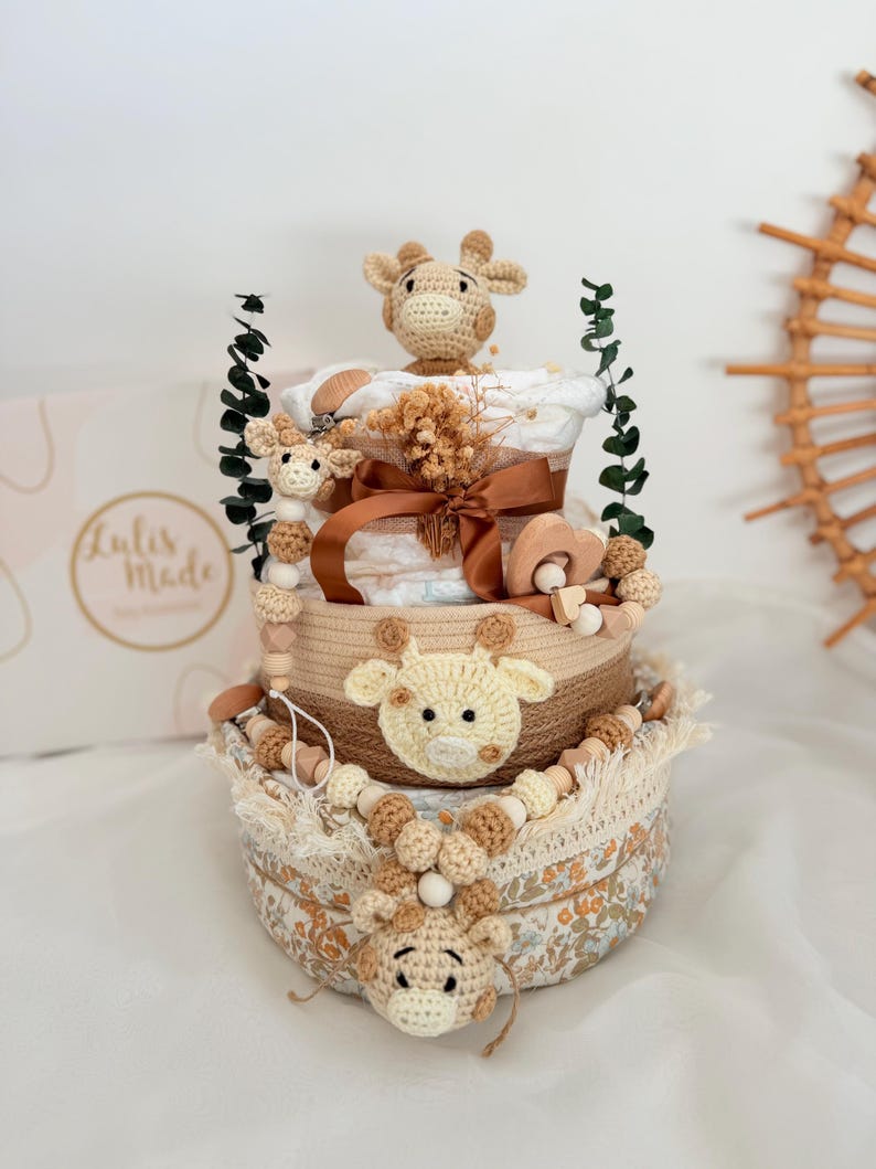 Handgemachte dreistöckige Windeltorte im Boho-Stil mit gehäkelten Giraffen, Holzperlen und Naturfarben als Babygeschenk zur Geburt oder Taufe.