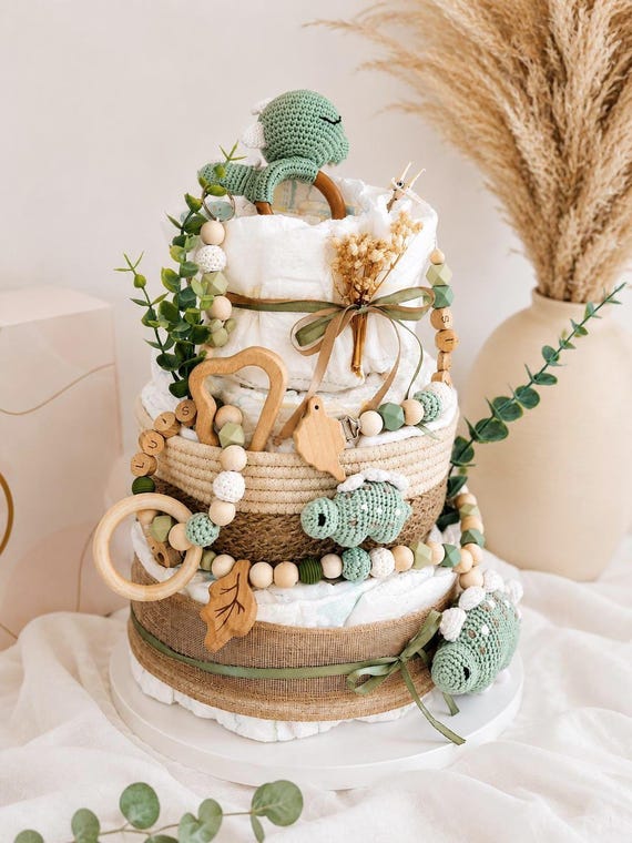 Windeltorte Dino Grün – Babygeschenk Junge – Boho Windeltorte zur Geburt – Handmade Baby Shower Geschenk mit  Dino