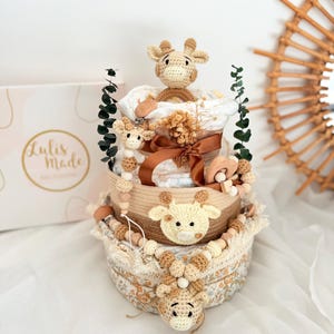 Handgemachte dreistöckige Windeltorte im Boho-Stil mit gehäkelten Giraffen, Holzaccessoires und beigen Naturtönen als Geschenk zur Geburt oder Taufe für Mädchen und Jungen.