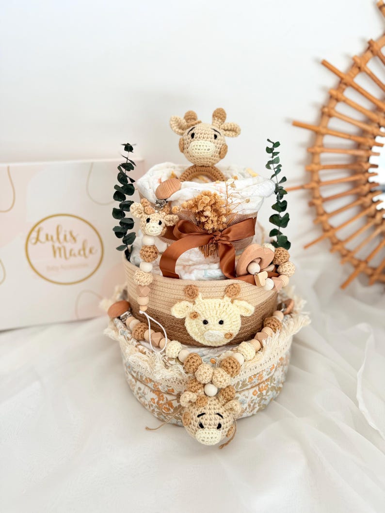 Handgemachte dreistöckige Windeltorte im Boho-Stil mit gehäkelten Giraffen, Holzaccessoires und beigen Naturtönen als Geschenk zur Geburt oder Taufe für Mädchen und Jungen.