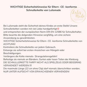 K&ouml;nnte beinhalten: Wei&szlig;er Hintergrund mit deutschem Text: "Wichtige Sicherheitshinweise f&uuml;r Eltern - CE-konforme Schnullerkette von Lulismade." Enth&auml;lt Sicherheitshinweise und ein Logo.