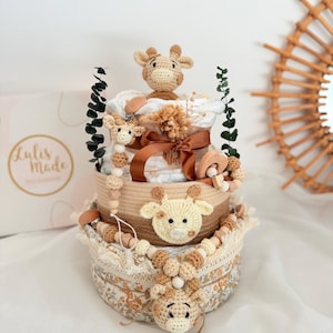 Boho Windeltorte mit Giraffen-Motiv in Beige und Braun, dekoriert mit Holzaccessoires und Schleife, liebevolles Geschenk zur Geburt.