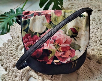 bag crossbody / bag flower bag/ vegan bag / saddle bag / boho hippie / pocket zipper bag / school trip travel / everyday casual / black bag