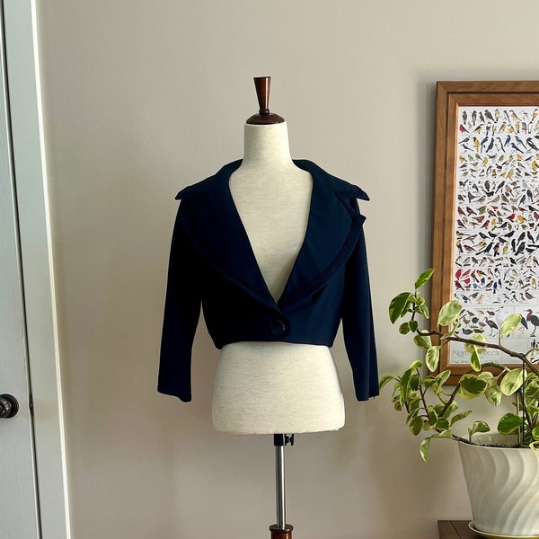 Giacca blazer blu navy dei primi anni '50, profondo scollo a V con colletto dentellato oversize con bottone di rifinitura soutache in vita, condizioni perfette, taglia M