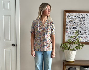 Late 1960’s floral top with super cool yellow/gold buttons and a rainbow print, beautiful design, front pockets, perfect condition, size S/M