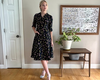 1950's fit and flare dress amazing pink and yellow floral print on black skirt pockets collared neckline button tab excellent condition S