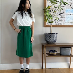 1970&#39;s emerald true green velvet knee length skirt, pencil shape pleats at waist, vintage jewel toned design, amazing condition, size XS
