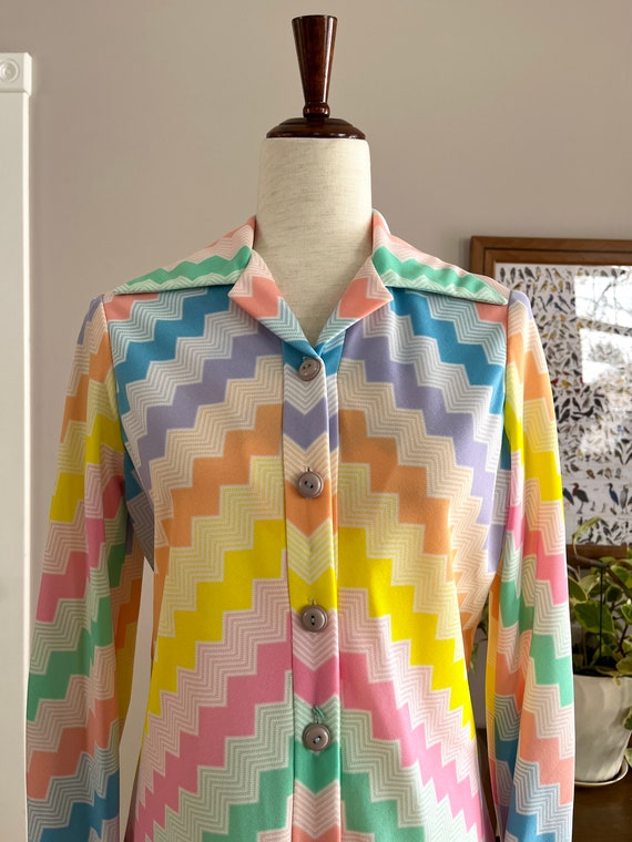 Early 1970's rainbow chevron striped shirtdress i… - image 4