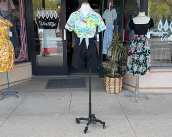 Pantaloncini a vita alta in gabardine nera anni '40 con grande bottone nero sul retro, cerniera metallica a linguetta, ottime condizioni, taglia XS, girovita 25".